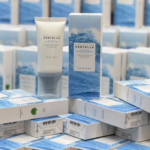 کرم ضدآفتاب بی رنگ اسکین 1004 سنتلا مدل ماداگاسکار SPF50 مناسب انواع پوست حجم 50 میلی لیتر