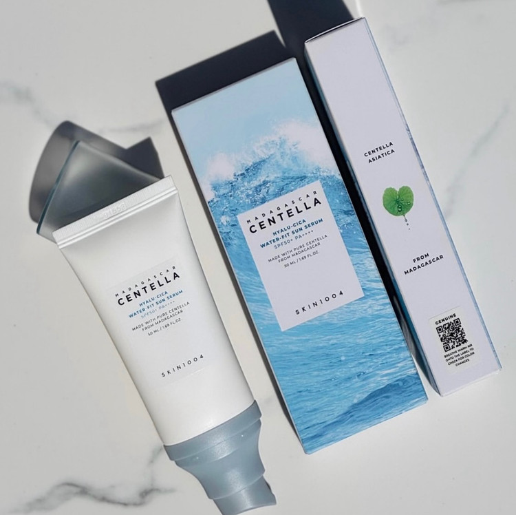 کرم ضدآفتاب بی رنگ اسکین 1004 سنتلا مدل ماداگاسکار SPF50 مناسب انواع پوست حجم 50 میلی لیتر