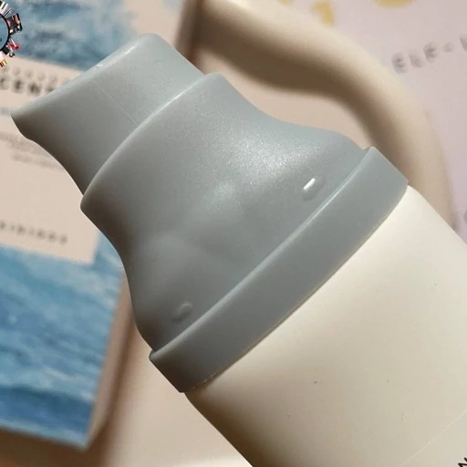 کرم ضدآفتاب بی رنگ اسکین 1004 سنتلا مدل ماداگاسکار SPF50 مناسب انواع پوست حجم 50 میلی لیتر