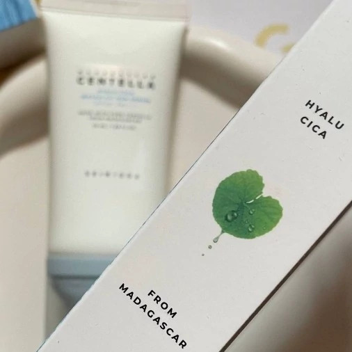 کرم ضدآفتاب بی رنگ اسکین 1004 سنتلا مدل ماداگاسکار SPF50 مناسب انواع پوست حجم 50 میلی لیتر